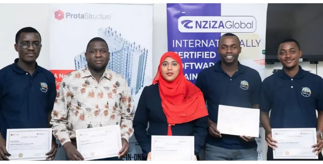 Profesionales sostienen certificados tras completar la capacitación de ProtaStructure in Africa.