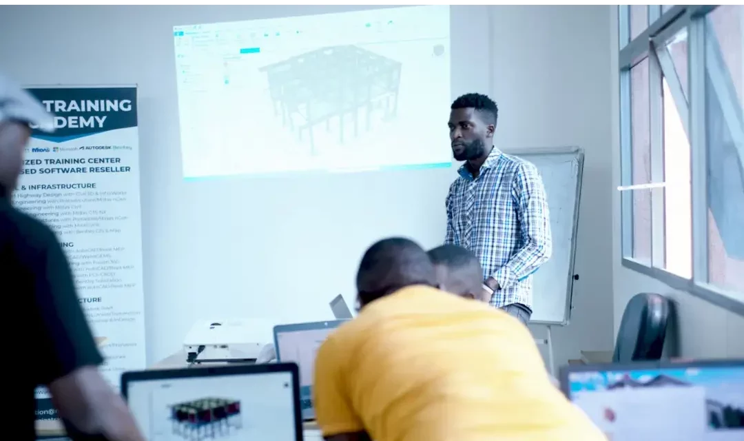 Un instructor dirigiendo un taller de ProtaStructure in Africa con modelado 3D en pantalla.