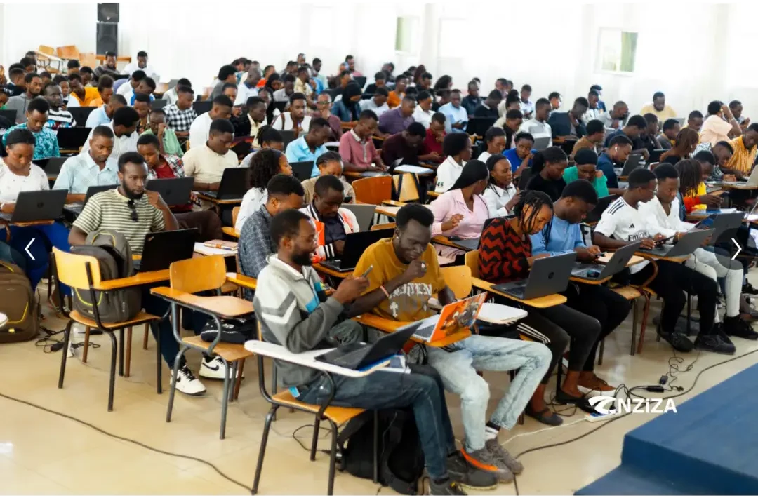 Estudiantes trabajando en laptops durante el taller ProtaStructure 2025.
