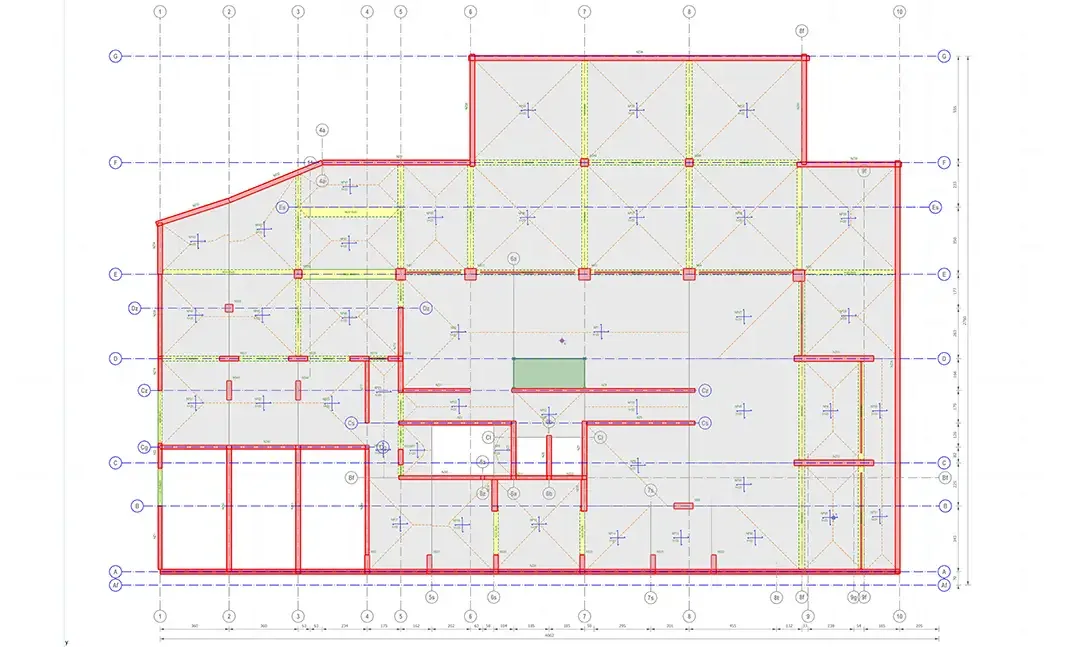 Plan de structure d'un immeuble résidentiel avec les voiles de contreventement en rouge et les poutres repérées dans chaque travée