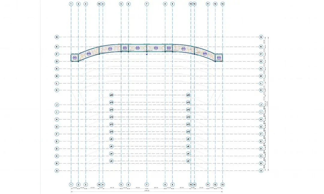 Plan de structure d'une salle de conférences avec la ligne de toiture incurvée et les axes cotés