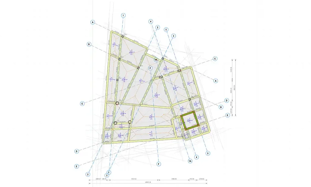 Plan de structure d'un centre de photographie sur une parcelle en biais, montrant les poutres et les axes