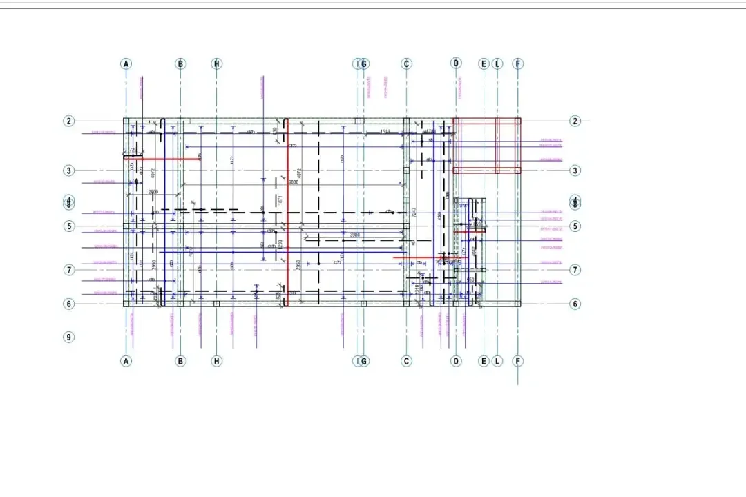 Plan de structure d'un niveau de bureaux avec la trame de poteaux et les axes cotés