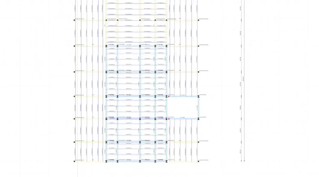 Plan de structure d'un bâtiment scolaire montrant la trame de poteaux et la trémie du hall