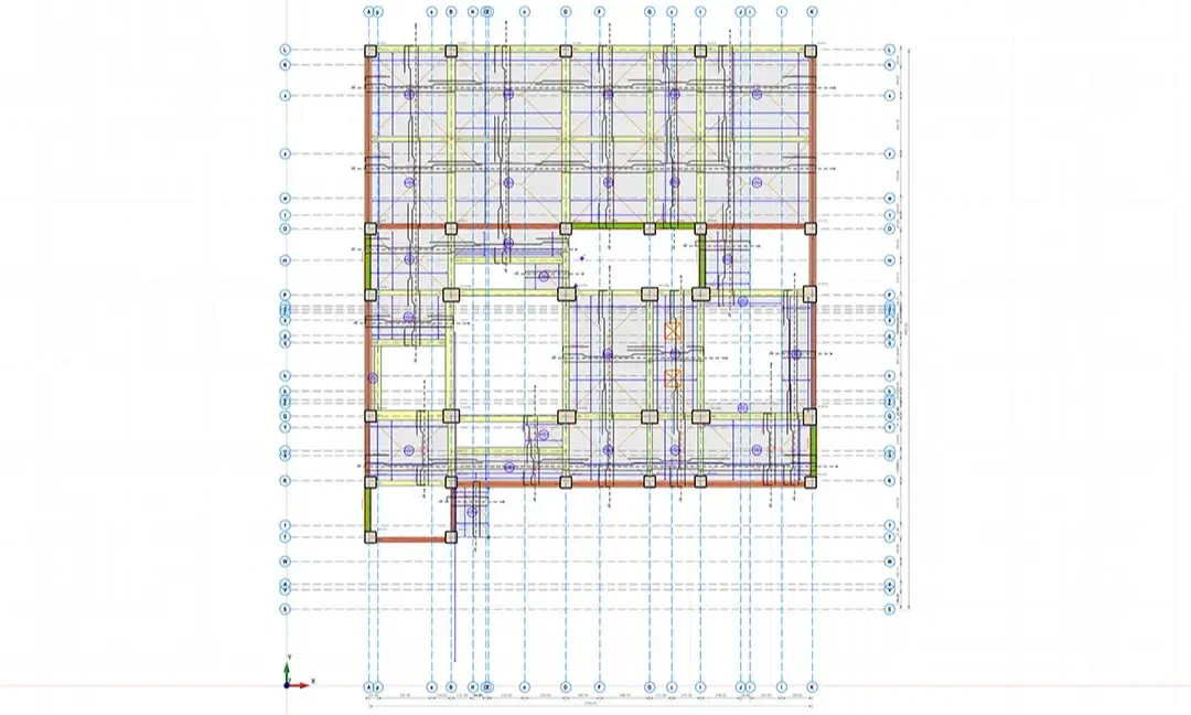Kolonları, kirişleri ve aksları gösteren endüstriyel tesis katı yapısal plan çizimi