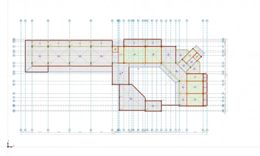 Aksları ve döşeme plakalarını gösteren, açılı bir kanada sahip katedral yapısının yapısal plan çizimi
