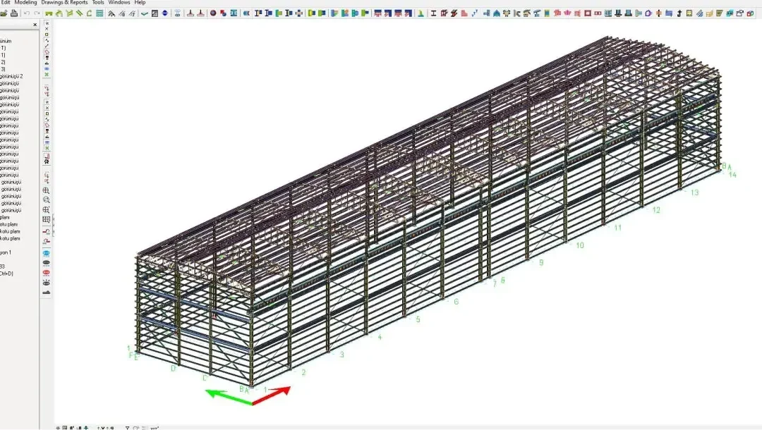 Uzun çelik hangar çerçevesinin 3 boyutlu modelini ve eleman listesini gösteren yazılım ekranı