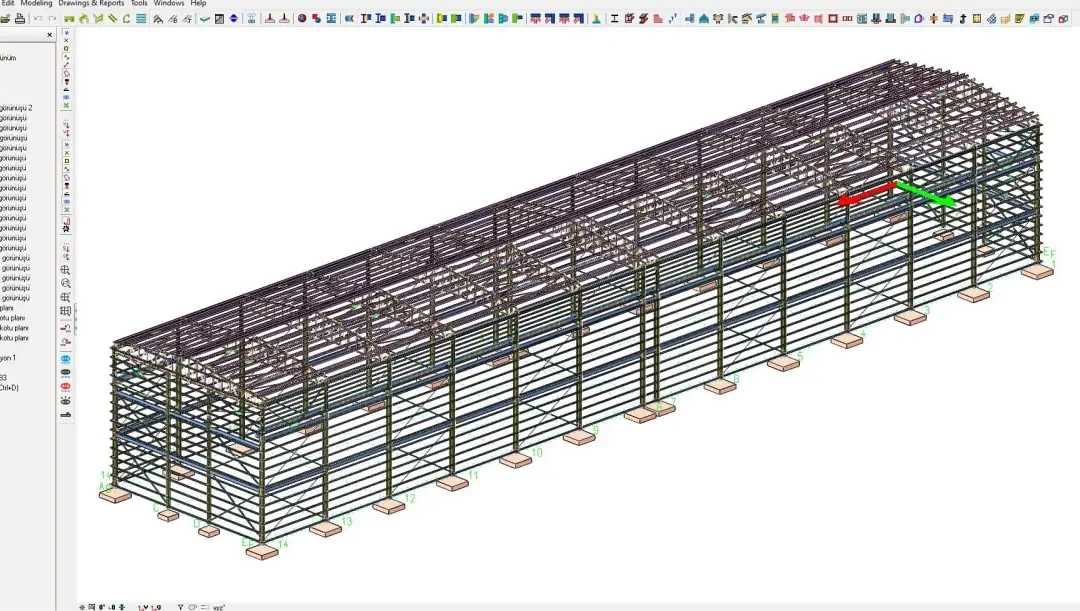 Cephe çaprazları ve çatı konstrüksiyonu ile birlikte çelik hangar çerçeve modelini gösteren yazılım ekranı