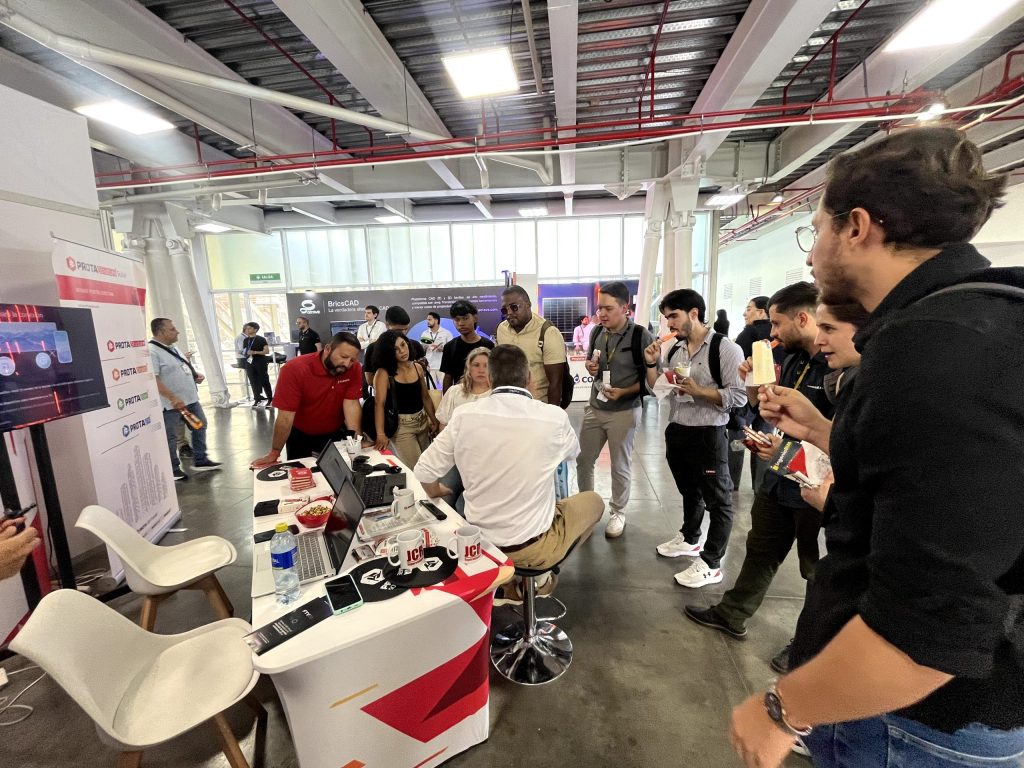 Ingenieros latinoamericanos en el estand de ProtaStructure en Medellín